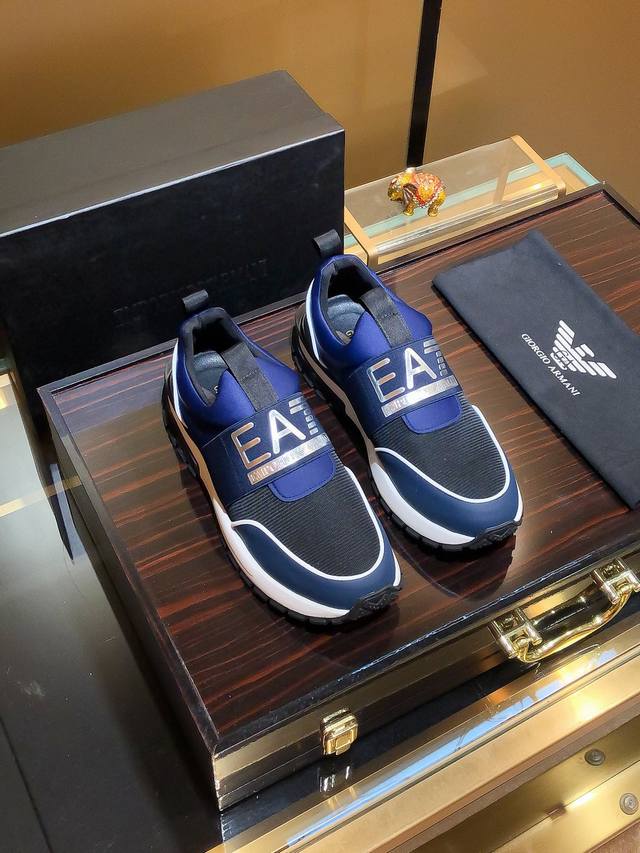 商品名称：Armani 阿玛尼 正规码数: 38-44 套脚鞋 商品材料：精选 网布鞋面，柔软羊皮垫脚；原厂特供大底。